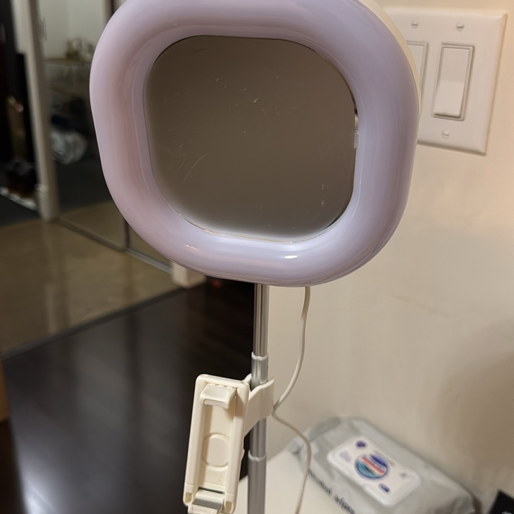 NWT Compactable Ring Light with Mirror and Phone Holder